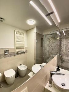 un bagno con lavandino, WC e doccia di Flat44 a Palermo Altre 28 foto