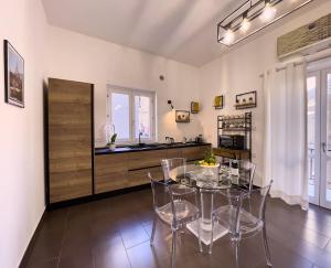 una sala da pranzo con tavolo e sedie in cucina di Flat44 a Palermo
