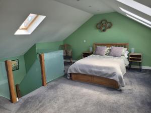 Postel nebo postele na pokoji v ubytování Forest Cedar Lodge, Forest of Dean + 57 fotografií