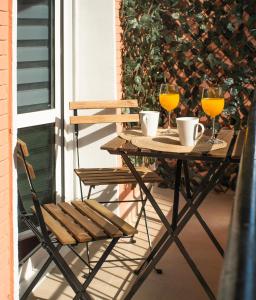 een tafel en stoelen met 2 glazen sinaasappelsap bij Encantador Apartamento con Wifi en Sestao in Sestao