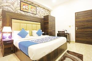 a bedroom with a large bed in a room at Kiara-By Aashiyana Group Near Delhi Airport in New Delhi