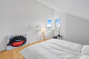 um quarto com uma cama e uma pintura de uma boca em HOT! Design Loft (Messe 18min, A8 3min, A95 4min) em Ottobrunn