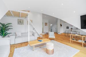 uma sala de estar com um sofá e uma mesa em HOT! Design Loft (Messe 18min, A8 3min, A95 4min) em Ottobrunn