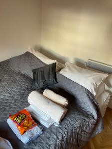 Una cama con algunas almohadas y toallas. en Sun & More Apartment, en Crikvenica