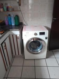 una lavatrice e un'asciugatrice in cucina di quarto com banheiro privativo a Florianópolis