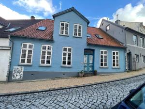 フレンスブルクにあるStudio mit Panoramablickの通路側の青い家