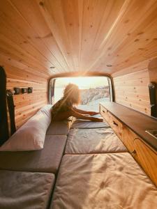 เตียงในห้องที่ Ibiza Camper Vans