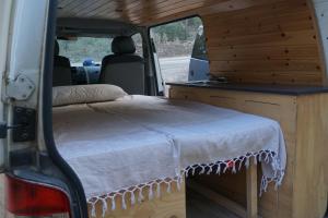 ein Bett auf der Rückseite eines Wohnwagens in der Unterkunft Ibiza Camper Vans in Ibiza-Stadt