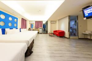 Postel nebo postele na pokoji v ubytování Newrise Hotel