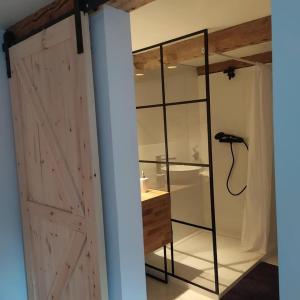 Łazienka z prysznicem i szklanymi drzwiami w obiekcie Dom Cukiernika w mieście Lwówek Śląski