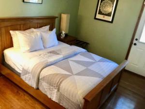 Krevet ili kreveti u jedinici u objektu The House Hotels - W14th - 5 Beds - Cozy & Charming Old Brooklyn Home