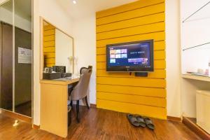 TV a/nebo společenská místnost v ubytování Newrise Hotel
