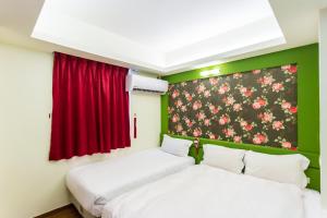 Postel nebo postele na pokoji v ubytování Newrise Hotel