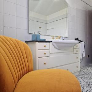 y baño con lavabo y espejo. en Residenza Vittoria, en Bagnolo San Vito