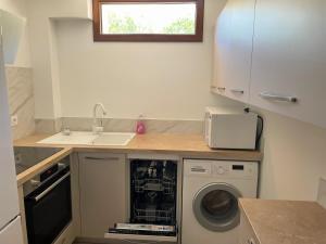 Kuchyň nebo kuchyňský kout v ubytování Villa Thamyris Porticcio Ajaccio Corse