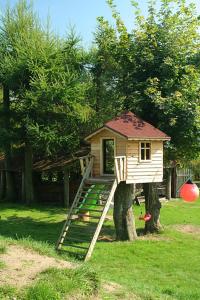a small tree house sitting on top of a tree stump at Domki Letniskowe Strażnica in Jarosławiec