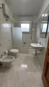 y baño con aseo y lavamanos. en Appartamento Sud Sardegna, Cagliari Elesar'sHome en Capoterra