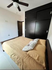 博卡德爾里奧的住宿－Casa Palma，一间卧室配有一张大床和黑色床头板