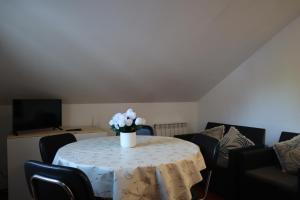 a room with a table with a vase of flowers on it at AL Vila Lina in Termas de Sao Pedro do Sul