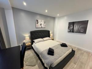 een kleine slaapkamer met een bed en een tafel bij Elegant Large Room in Beckenham