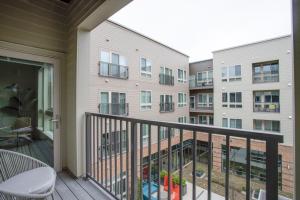 Μπαλκόνι ή βεράντα στο Prime Alexandria Stay Near DC and Old Town