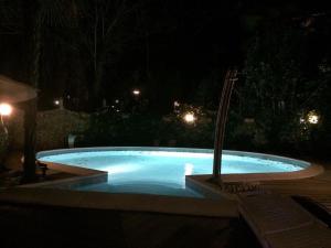 una grande piscina notturna con luci di hotel bengasi a Rimini
