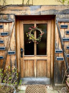 een houten deur met een krans erop bij Ranch Nana's House in Slovenske Konjice