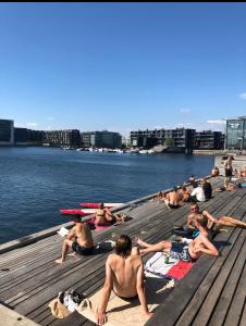 een groep mensen op een dok in het water bij Canal view In City in Kopenhagen