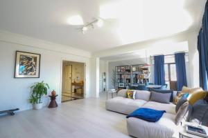 sala de estar con sofá blanco y mesa en Stunning Duplex in Amadora en Amadora