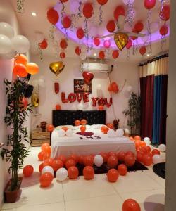 Pokój z łóżkiem z czerwono-białymi balonami w obiekcie Goroomgo Maujis Villa Guest House Prayagraj Near Sangam Railway Station - Luxury Room Quality - Excellent Customer Service w mieście Prayagraj