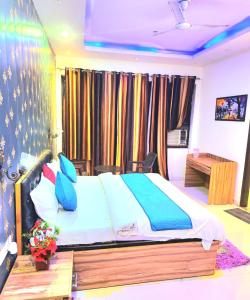 sypialnia z łóżkiem w pokoju z zasłonami w obiekcie Goroomgo Maujis Villa Guest House Prayagraj Near Sangam Railway Station - Luxury Room Quality - Excellent Customer Service w mieście Prayagraj