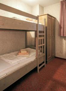 - deux lits superposés dans une chambre dans l'établissement Apartment 05 - Ferienresidenz Roseneck, 2 Schlafzimmer, mit Schwimmbad in Todtnauberg bei Feldberg, à Todtnauberg