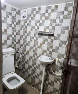 łazienka z toaletą i umywalką w obiekcie Goroomgo Maujis Villa Guest House Prayagraj Near Sangam Railway Station - Luxury Room Quality - Excellent Customer Service w mieście Prayagraj