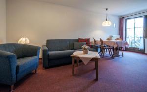 uma sala de estar com sofás e uma mesa e uma sala de jantar em Apartment 05 - Ferienresidenz Roseneck, 2 Schlafzimmer, mit Schwimmbad in Todtnauberg bei Feldberg em Todtnauberg
