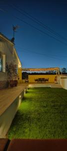 um quintal com um relvado verde e uma mesa de piquenique em La Mediterranea em Palafolls