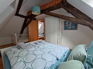 ein Schlafzimmer mit einem Bett und einem Sofa in der Unterkunft Dachwohnung am Schlosspark in Wiesbaden
