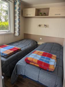 Giường trong phòng chung tại Mobil Home Confort 4 Places