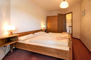 Postel nebo postele na pokoji v ubytování Apartment 10 - Ferienresidenz Roseneck, mit Schwimmbad in Todtnauberg bei Feldberg