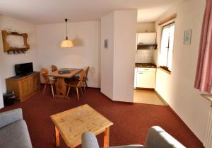 TV a/nebo společenská místnost v ubytování Apartment 10 - Ferienresidenz Roseneck, mit Schwimmbad in Todtnauberg bei Feldberg