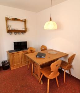 TV a/nebo společenská místnost v ubytování Apartment 10 - Ferienresidenz Roseneck, mit Schwimmbad in Todtnauberg bei Feldberg