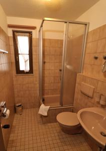 y baño con ducha, aseo y lavamanos. en Apartment 06 - Ferienresidenz Roseneck, 2 Schlafzimmer, mit Schwimmbad in Todtnauberg bei Feldberg en Todtnauberg