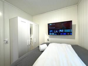 เตียงในห้องที่ HB8 - moderne leilighet med fri parkering
