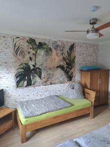 Schlafzimmer mit einem Bett mit Wandbild in der Unterkunft Ferienwohnung "Sonnenschein" 75 qm mit großem Garten im lausitzer Seenland in Drochow