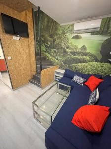 TV a/nebo společenská místnost v ubytování DOMKI w LESIE NAD RZEKĄ