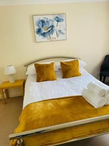 una camera da letto con un grande letto con cuscini gialli di Wallace House a Fort William