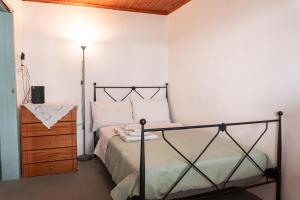ein Schlafzimmer mit einem Bett und einer Lampe in der Unterkunft Christine's House in Nafpaktos