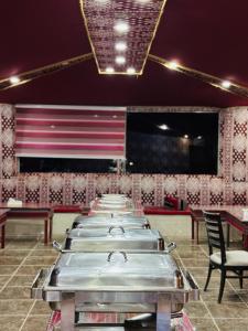 een rij metalen bakken opgesteld in een kamer bij 7star camp in Wadi Rum +72 foto's