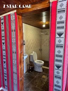 y baño con aseo y cabina de ducha. en 7star camp en Wadi Rum