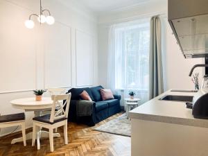 sala de estar con sofá azul y mesa en Beautiful Apartment with two rooms, Cracow Old Town, en Cracovia