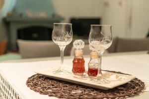 dois copos de vinho num prato numa mesa em Christine's House em Lepanto